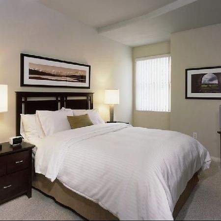 Oakwood Chicago Hotel Room photo